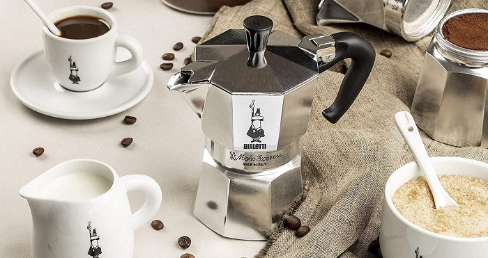 Tavola con caffè e Moka Bialetti